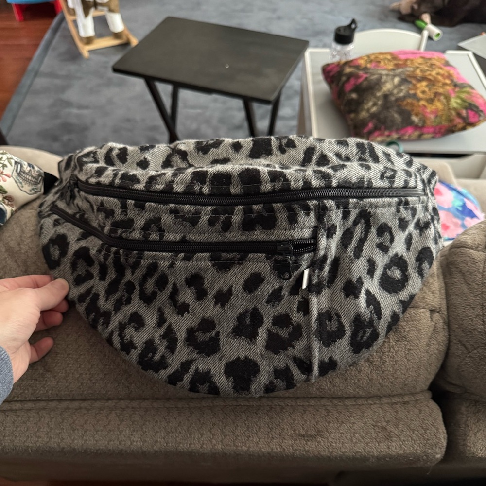 Artipoppe leopard bum bag